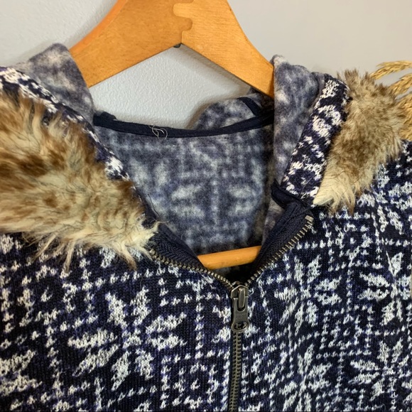 Patterned Hooded Vest - Picture 6 of 10